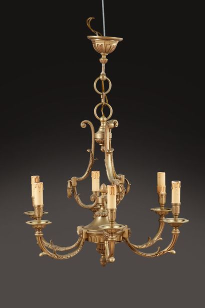 Lustre en bronze de style Louis XIV à six...