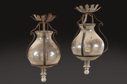 Paire de lanternes en verre soufflé et fer...
