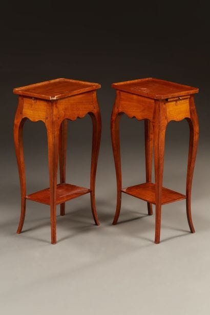 Paire de petites tables de style Louis XV...