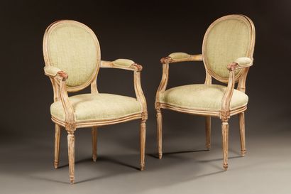 Paire de fauteuils cabriolets de style Louis...