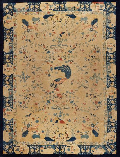 Tapis de Chine en laine et soie. Champ beige...