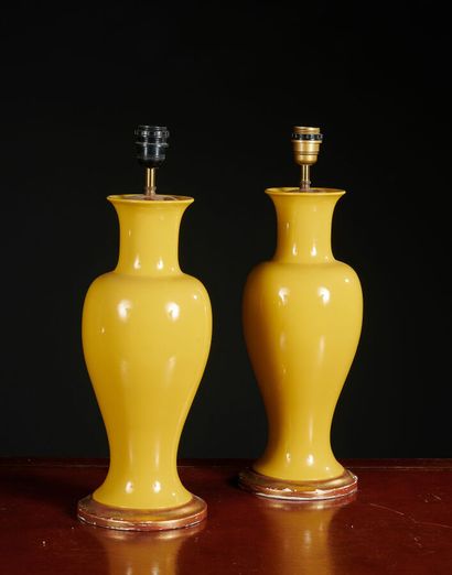 Vaughan Designs, Fishtail vase. Une paire...