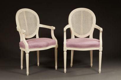 Paire de fauteuils cabriolets de style Louis...