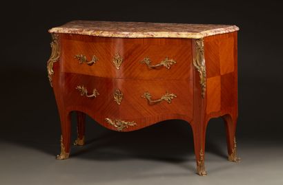 Commode de style Louis XV en bois de placage...