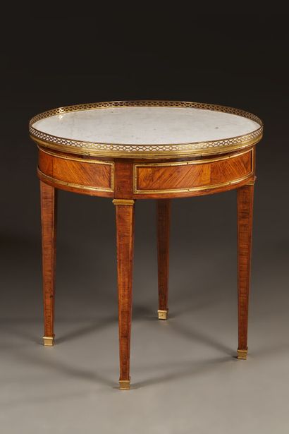 Table bouillotte de style Louis XVI en placage...