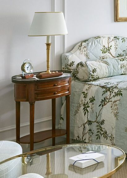 Paire de petites tables de chevet ovales...
