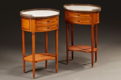 Paire de tables de chevet ovales de style...