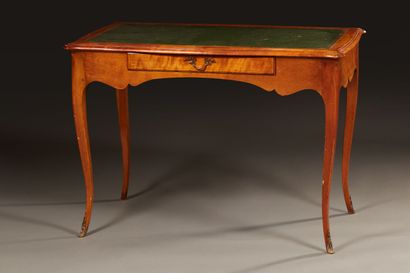 Petit bureau de style Louis XV en bois teinté...
