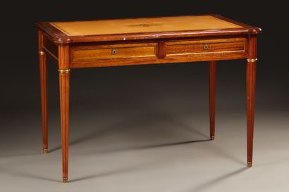 Bureau plat de style Louis XVI en acajou...