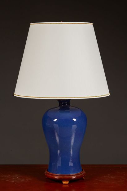 Lampe vase en porcelaine bleu poudré. Contre...