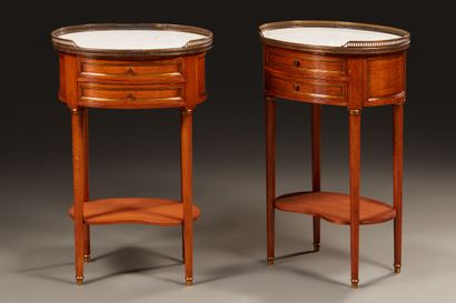 Paire de tables de chevet ovales de style...