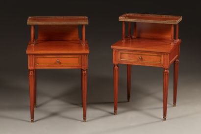 Paire de tables de chevet à deux plateaux...