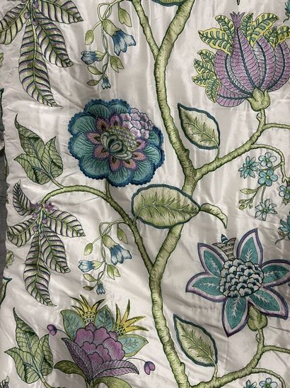 Paire de rideaux en taffetas brodé d'un motif...