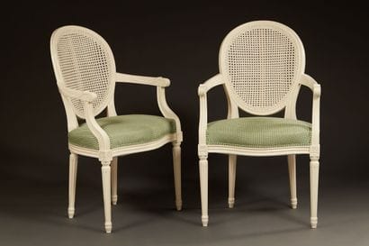 Paire de fauteuils cabriolets de style Louis...