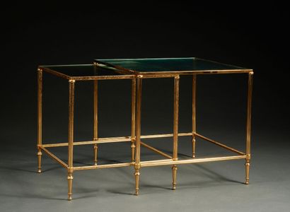 Deux tables gigognes carrées en métal doré...