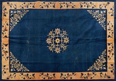 Tapis de Chine en laine et soie. Champs bleu...