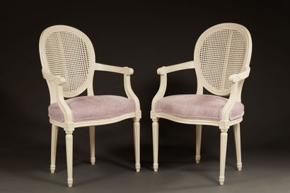 Paire de fauteuils cabriolets de style Louis...
