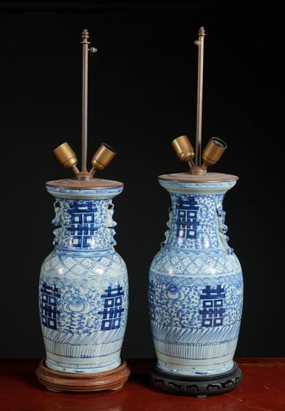 Deux lampes vases balustres en porcelaine...