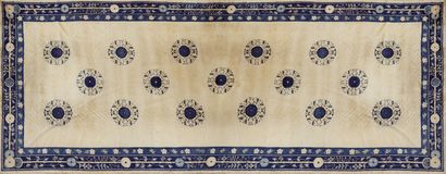 Grand et long tapis chinois en laine et soie....