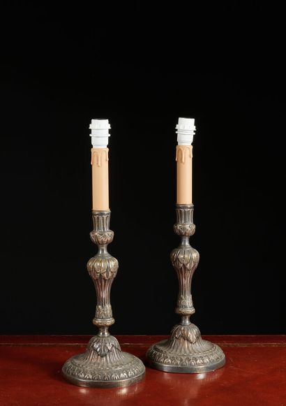 Paire de flambeaux en bronze argenté, bases...