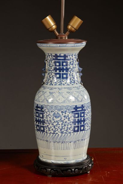 Paire de lampes vases en porcelaine de Chine...
