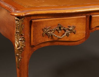 Bureau plat de style Louis XV en noyer à...