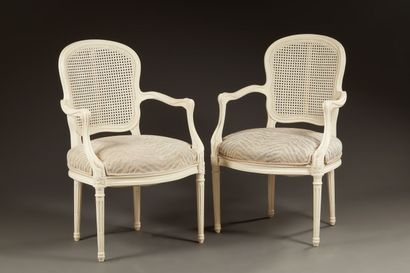 Paire de fauteuils cabriolets en bois laqué...