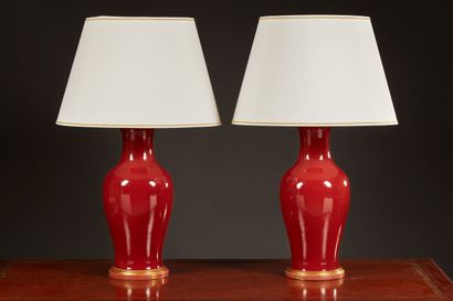 Vaughan Designs, Fishtail Vases. Une paire...