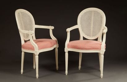 Paire de fauteuils cabriolets de style Louis...