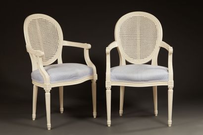 Paire de fauteuils cabriolets de style Louis...