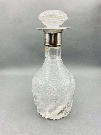 Carafe en cristal taillé et son bouchon,...