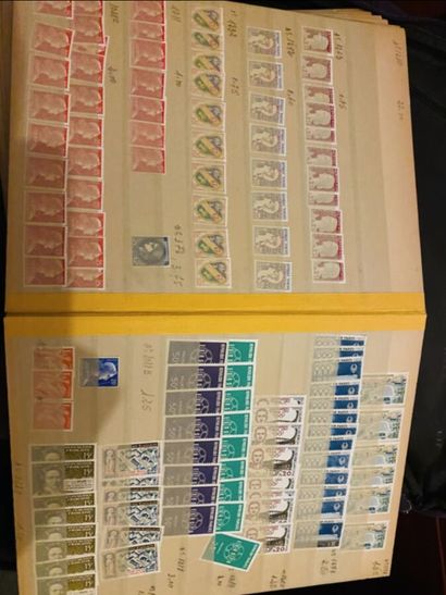 Lot de timbres divers.