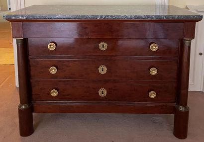 Commode en placage d'acajou moucheté ouvrant...