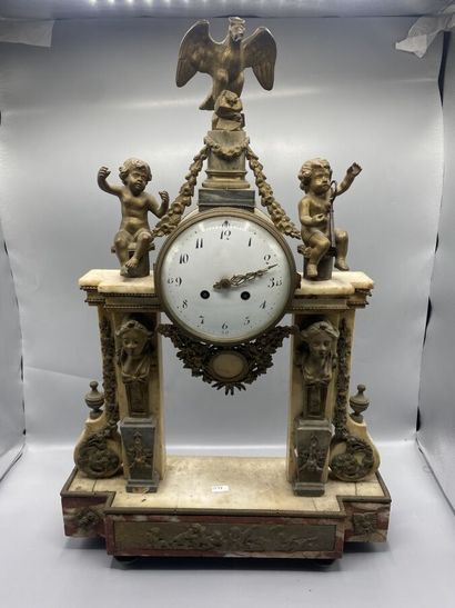 Pendule portique en bronze doré et marbre...