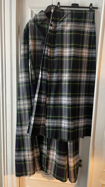 Lots de vêtements
CLAN CREST Made in scotland
-...