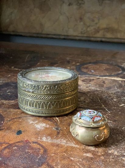 Une petite boîte ronde à bijoux en bronze...