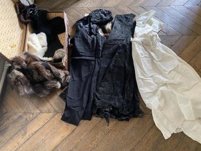 Lot de chutes de fourrures, robe de deuil,...