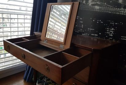 Commode en acajou ouvrant à trois tiroirs...