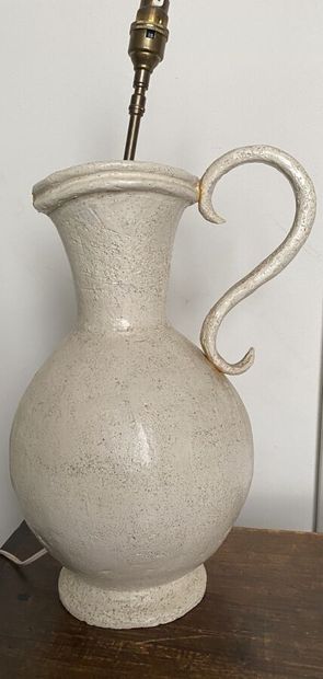 Lampe en plâtre en forme de vase à une anse...