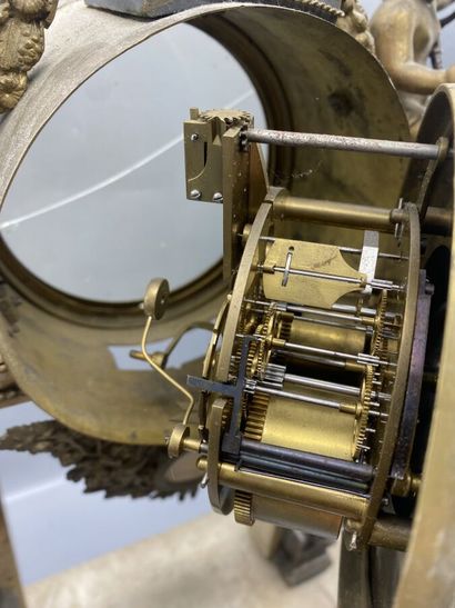 Pendule portique en bronze doré et marbre...