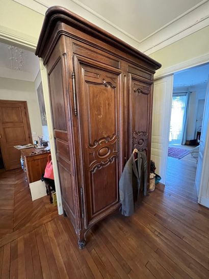 Grande armoire en bois naturel ouvrant à...