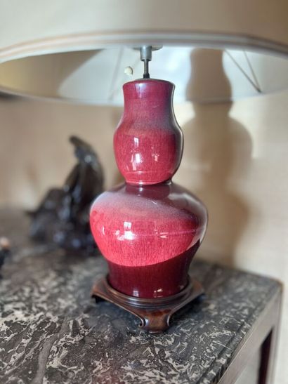 Lampe en porcelaine sang de boeuf de forme...