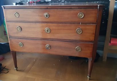 Commode en acajou ouvrant à trois tiroirs...