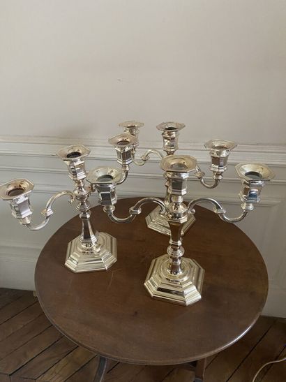 Trois candélabres en métal à trois bras de...