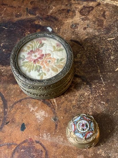 Une petite boîte ronde à bijoux en bronze...