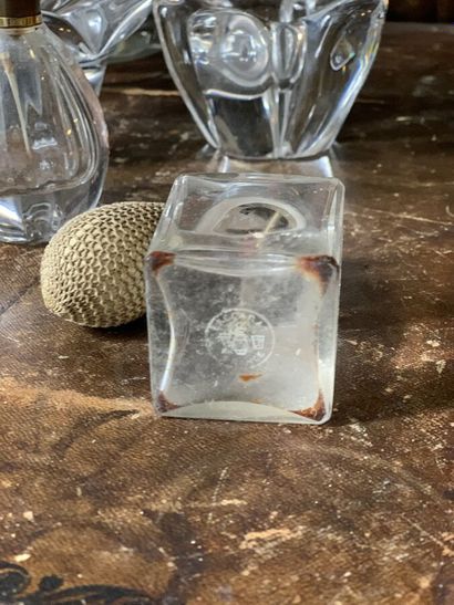 Lot de quatre objets en cristal dont, un...