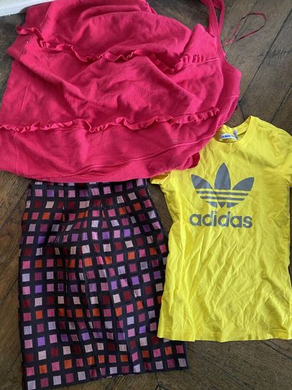 Un lot de vêtements divers dont : Polo Ralph...