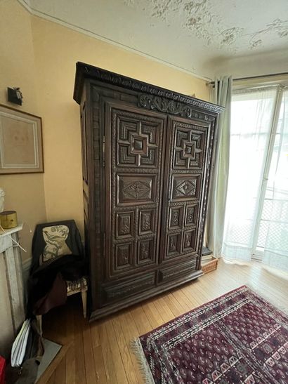 Armoire en bois naturel mouluré et sculpté.
XVIIe...