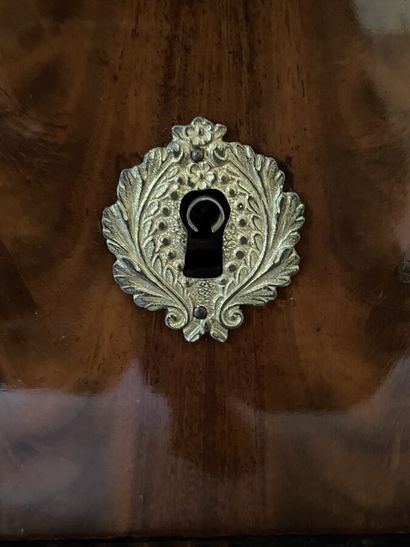 Commode en acajou et placage d'acajou ouvrant...