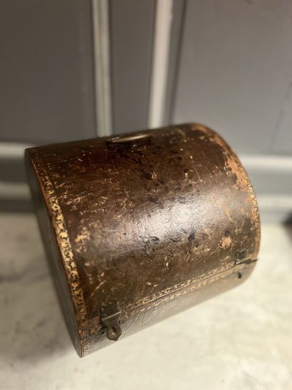 Ecrin cylindrique garni de cuir à décor aux...